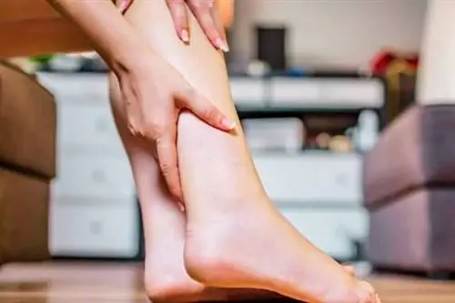 Женщина делает массаж с эфирными маслами, чтобы уменьшить отек