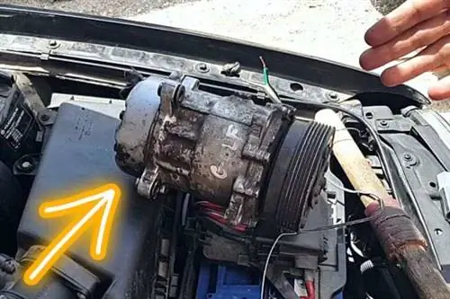 Компрессор кондиционера внутри капота