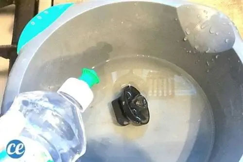 Очистите ручку газовой плиты в тазу с горячей водой и моющим средством.