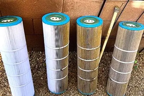 Четыре фильтра для бассейна, чистые и грязные