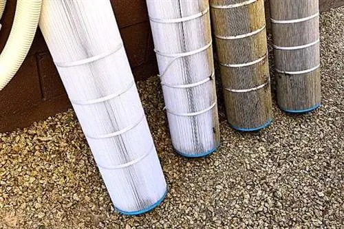 Четыре фильтра для бассейна, чистые и грязные