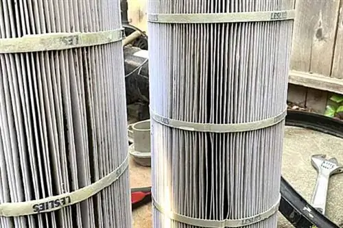 Два грязных фильтра для бассейна