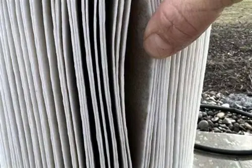 Человек, касающийся фильтра бассейна