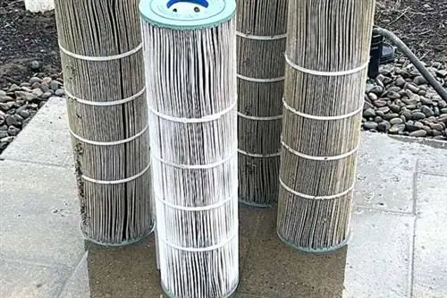 Четыре грязных фильтра для бассейна