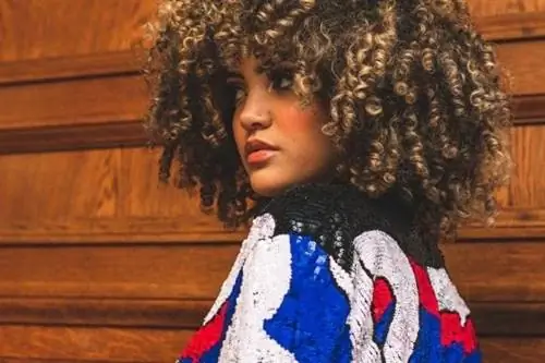 Молодая женщина с очень вьющимися волосами