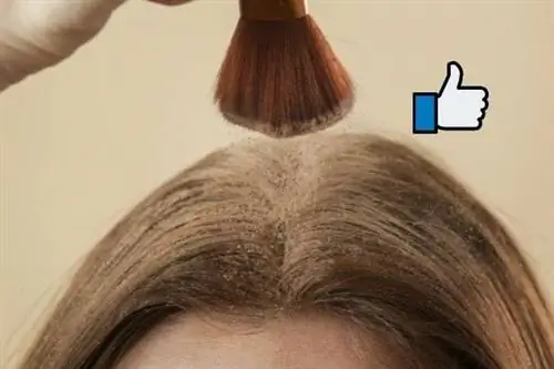 женщина моет сухой шампунь