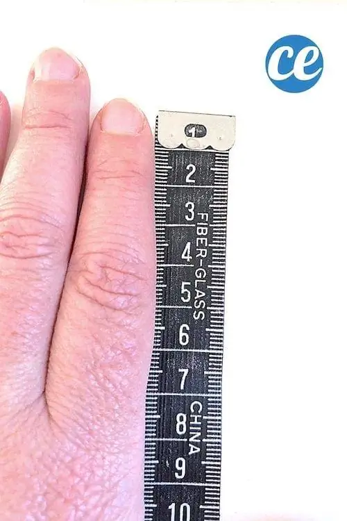 Измерьте без рулетки указательным пальцем то, что на рулетке 7 см.