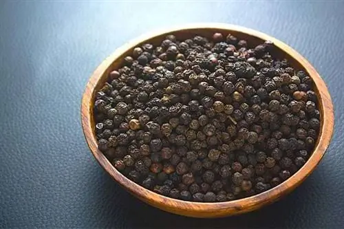 Перец в небольшой коричневой миске
