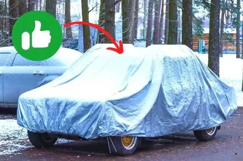 Автомобиль, накрытый брезентом