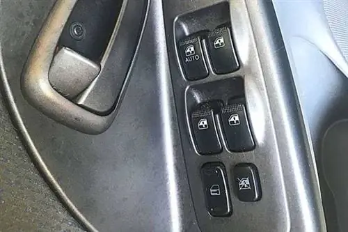 Часть чистой двери автомобиля с WD-40