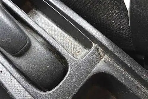 Грязная машина с пылью