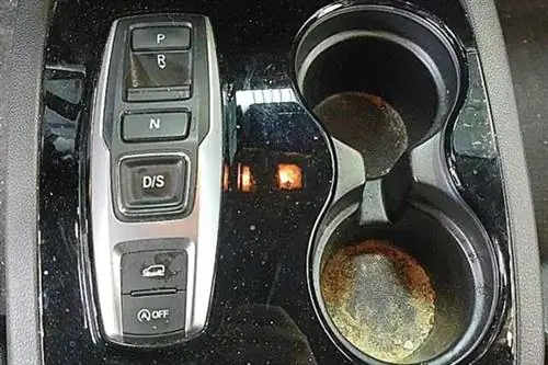 Грязная часть автомобиля, полная крошек