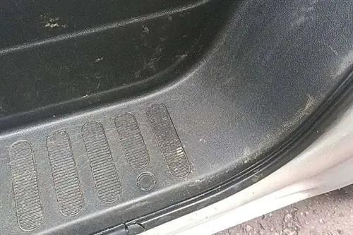 грязный автомобильный пластик