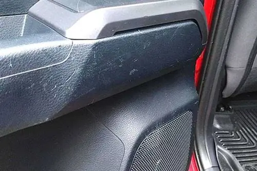 Натуральные салфетки для очистки пластика двери автомобиля