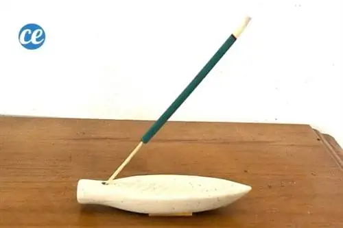 горящая ароматическая палочка