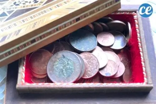 старые серебряные монеты в коробке