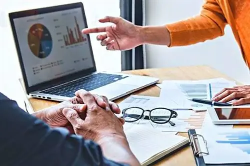 Люди на столе с несколькими данными и парой очков