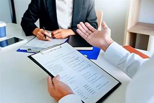 Два человека на столе с бизнес-инструментами