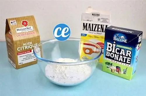 Смешайте лимонную кислоту, пищевую соду и кукурузный крахмал.