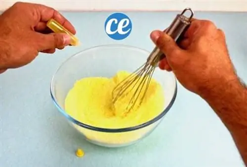 Понемногу добавляйте пищевой краситель, чтобы окрасить бомбочки для ванн в стиле Lush.