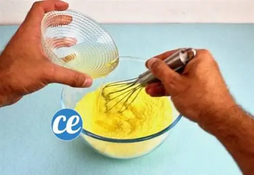 Добавьте эфирные масла и кокосовое масло в миску.