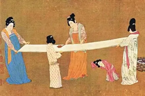 Картина, на которой изображены несколько древних азиатских женщин, держащих длинные ткани.