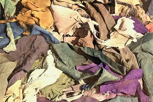 Несколько старых окрашенных тряпок