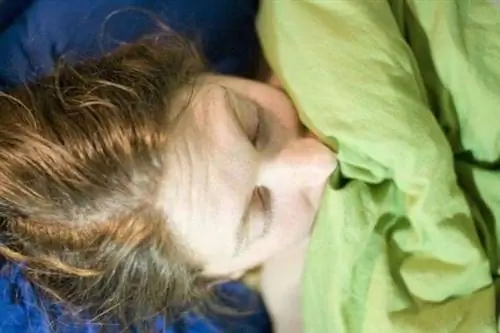 Лечь на дно кровати, чтобы бороться с простудой