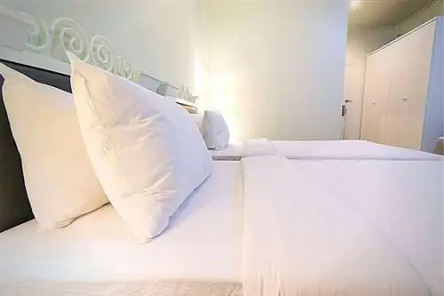 Две кровати с белым постельным бельем