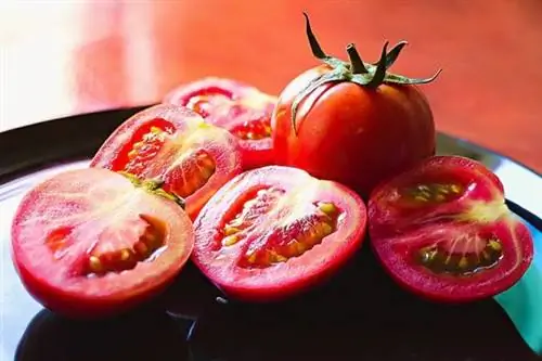 Несколько помидоров, разрезанных на две части