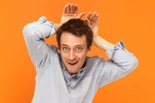 Мужчина на оранжевом фоне со странным отношением