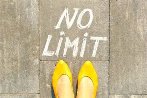 «Женщина в желтых туфлях перед безлимитным предложением на полу»