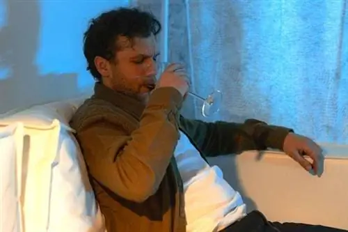 Сидящий мужчина пьет вино