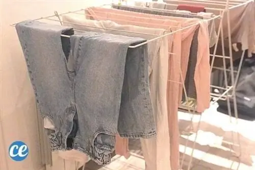 Сушка белья в помещении на бельевой веревке