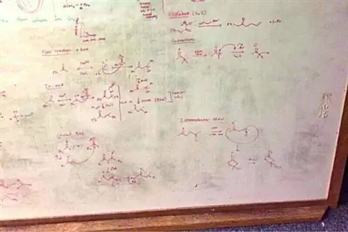 Белая доска с множеством красных меток, которые нужно стереть 90-градусным спиртом.