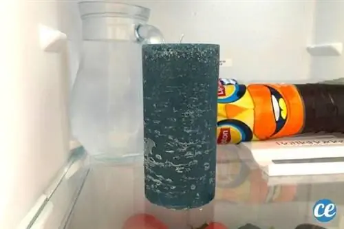 Большая синяя свеча в холодильнике