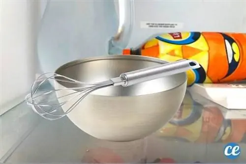 Металлическая посуда в холодильнике