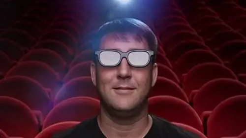 мужчина смотрит 3D фильм в очках мужчина смотрит 3D фильм в очках