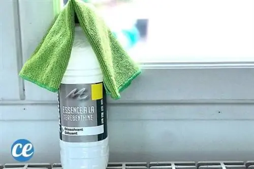 скипидар с зеленой тканью из микрофибры, чтобы удалить клей на окнах