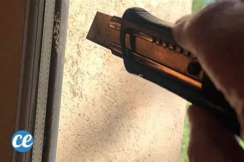 удалить клей на окне с помощью резака