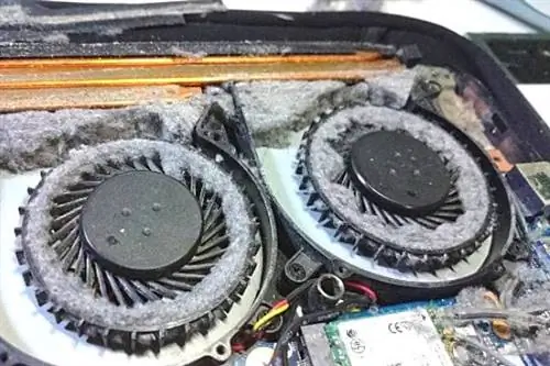 Компьютер, полный пыли внутри, который нужно почистить, чтобы обрести жизнь