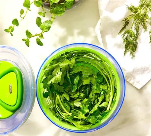 Травы в салатнике.