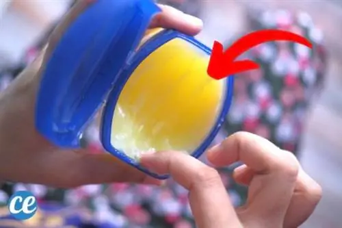 Нанесение вазелина на кусок ваты позволяет ему дольше гореть и вызвать пожар.