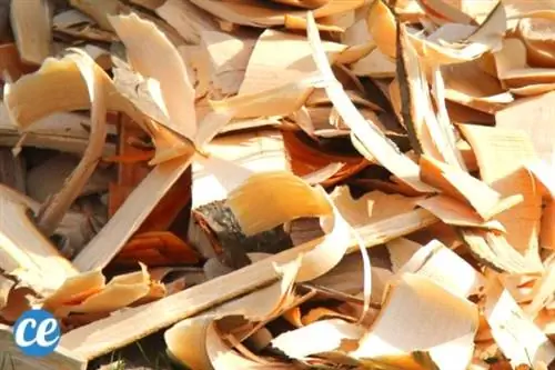 Древесная щепа, чтобы легче разжечь огонь.