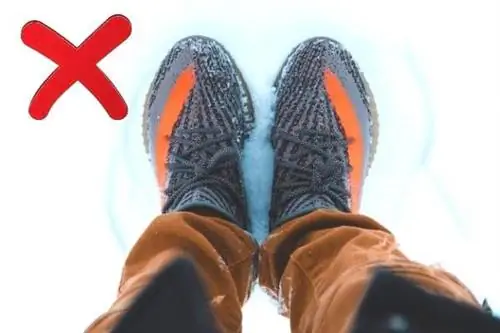 Кроссовки в снегу, от которого мерзнут ноги