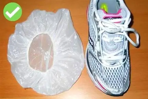 Шапочка для душа в кроссовках, чтобы ноги не мерзли