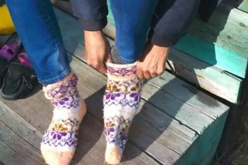 2 пары носков друг на друге, чтобы держать ноги в холоде