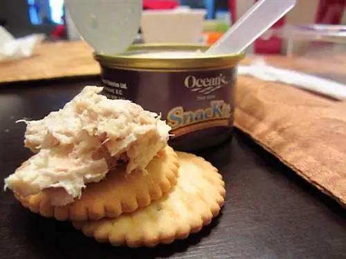 Несколько бисквитов из тунца содержат до 12 г белка.