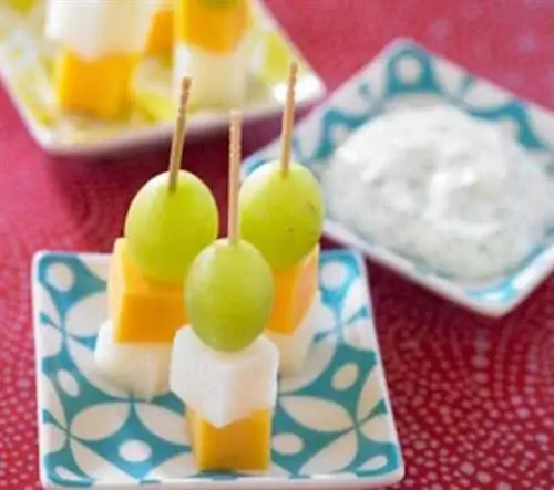 Сыр, виноград и зубочистка: а вот и пикантно-сладкий шашлык!