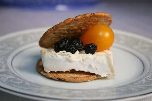 Небольшая сырная тарелка на вынос - отличный источник белка.